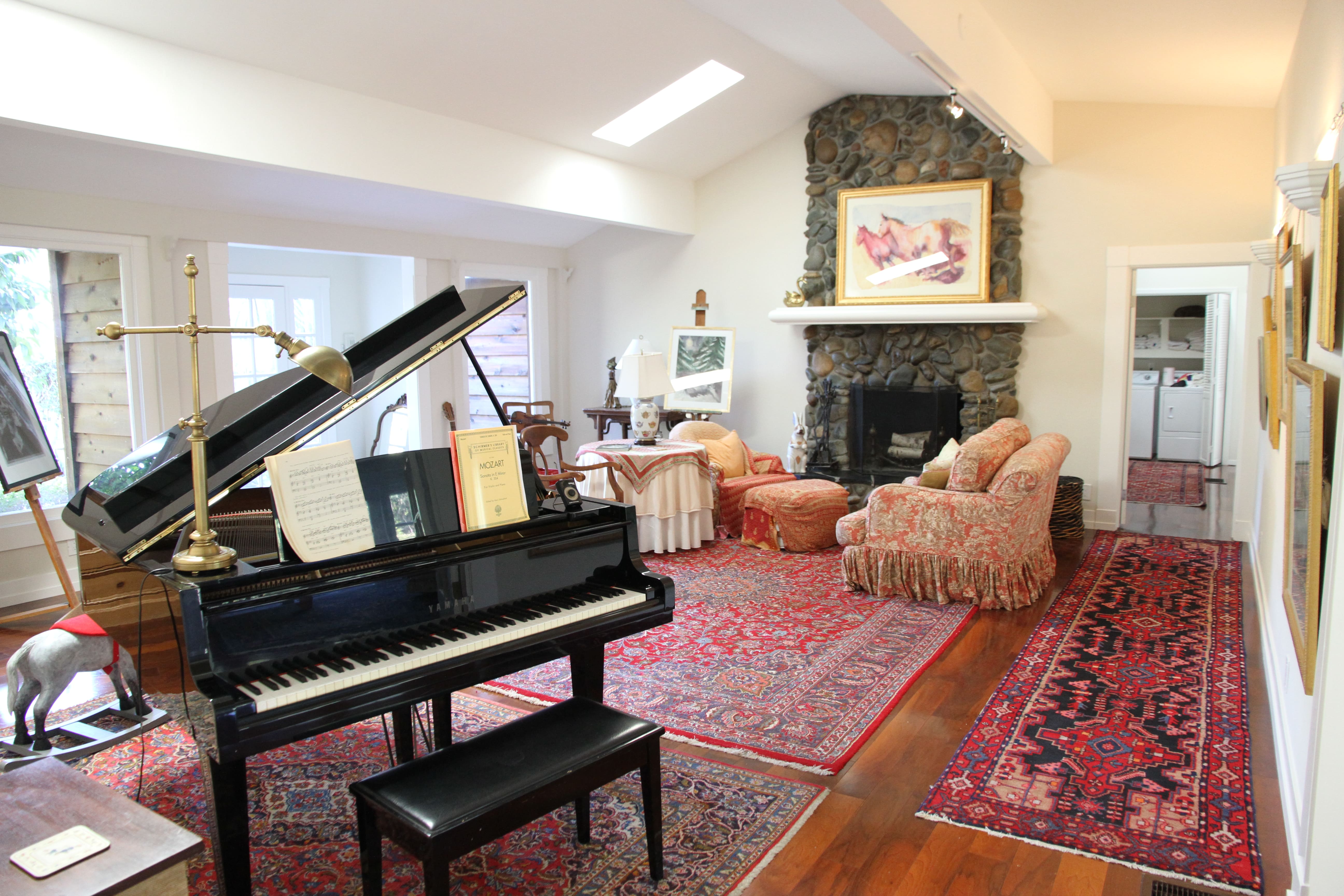 Outdated and cluttered living room, before using concierge